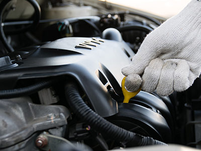 Oil Change Mechanice Checking Volume